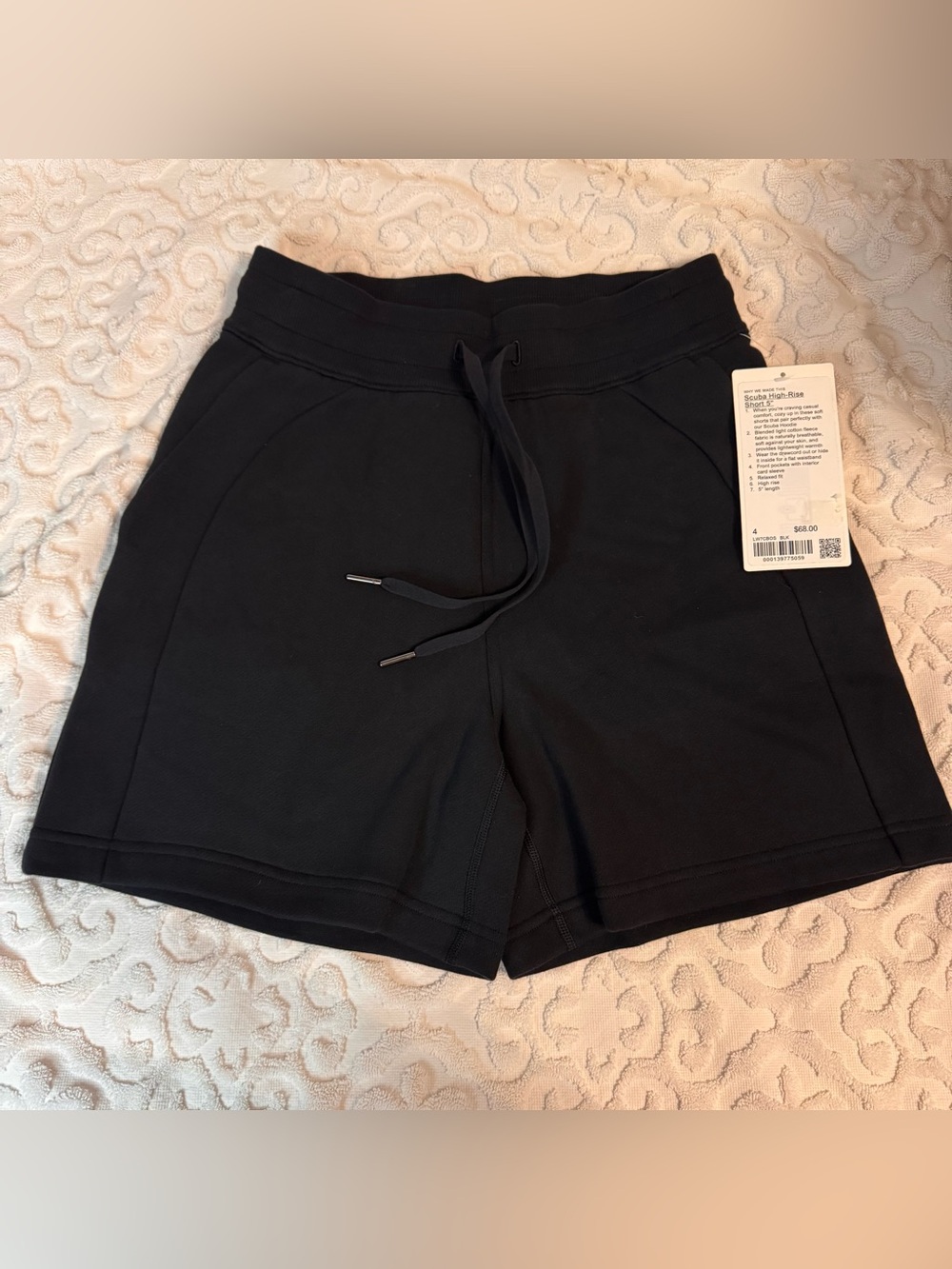 NWT Lululemon Scuba High-Rise Short 5"
Black size 4 Small